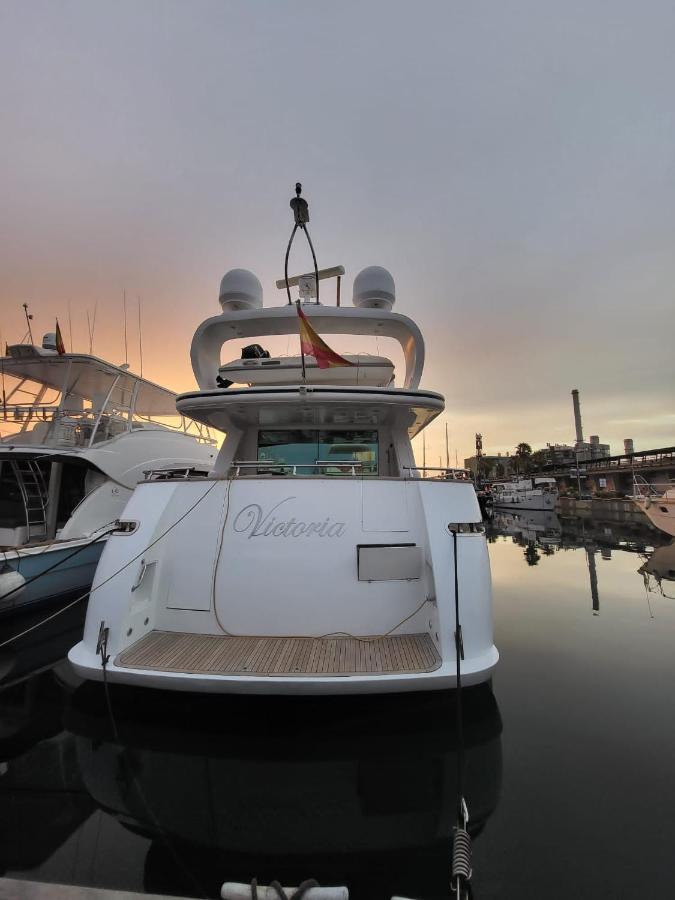 Yacht 20Metros Hotel Sant Adrià de Besòs Kültér fotó